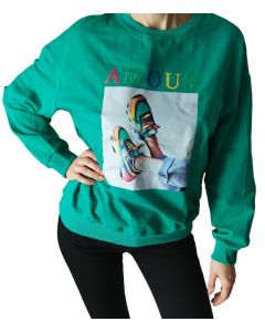 Felpa turchese con stampa AMOUR e sneakers