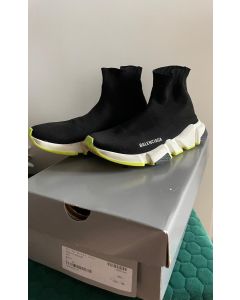 Sneakers Balenciaga Speed Trainer in maglia nera con suola bianca e dettagli verde lime
